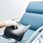 Optimiser l’ergonomie en cabinet de gynécologie : l’importance du choix du fauteuil hydraulique