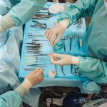 Efficacité et rapidité : le rôle des sets de sutures en bloc opératoire