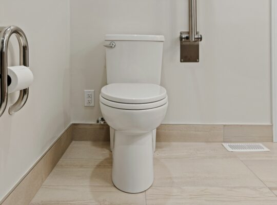 verre rouge toilette